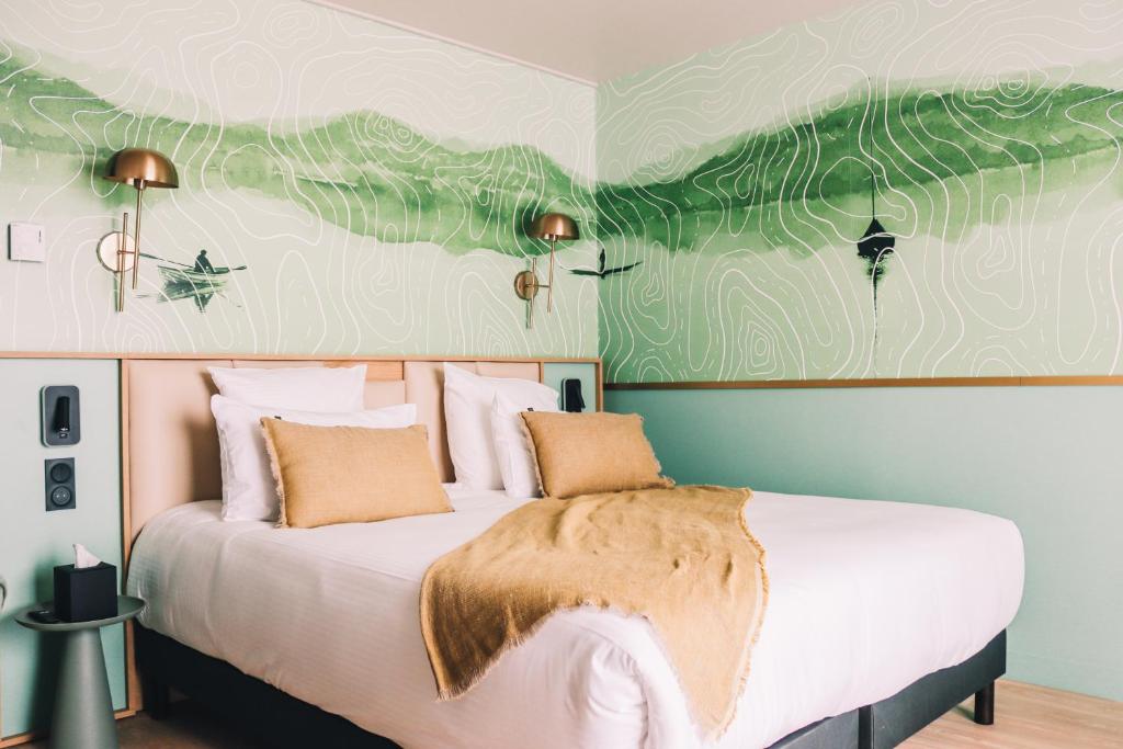 迪沃訥萊班的住宿－Best of Both，一间卧室配有一张带绿色墙壁的床