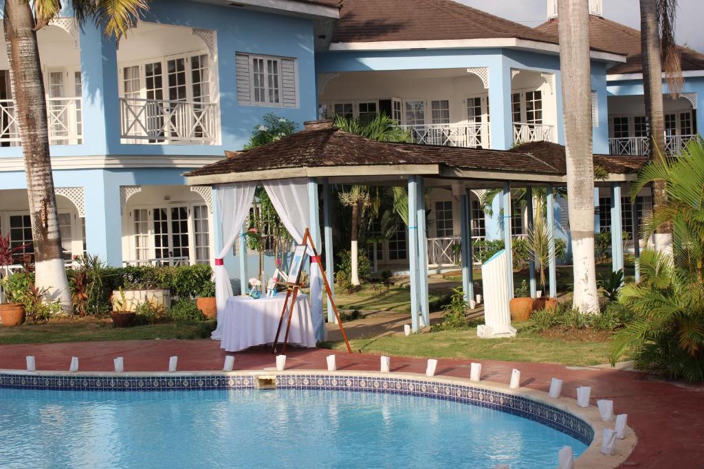 Bazén v ubytování Beachcomber Club Resort nebo v jeho okolí