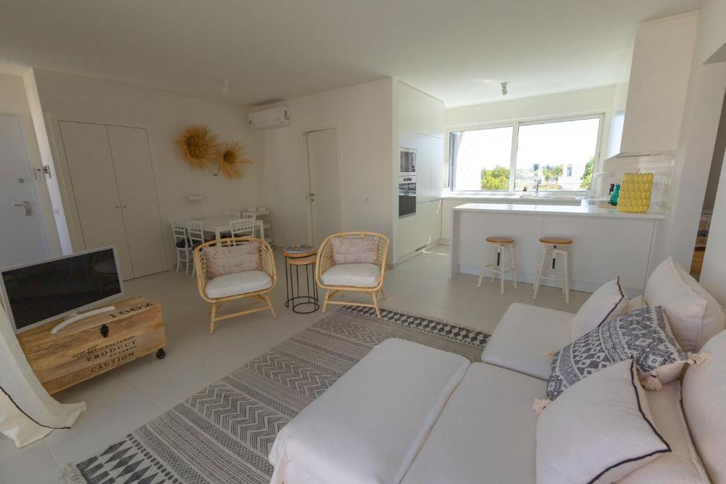 3BR Family Apt w- Private balcony, Pool & Free Parking