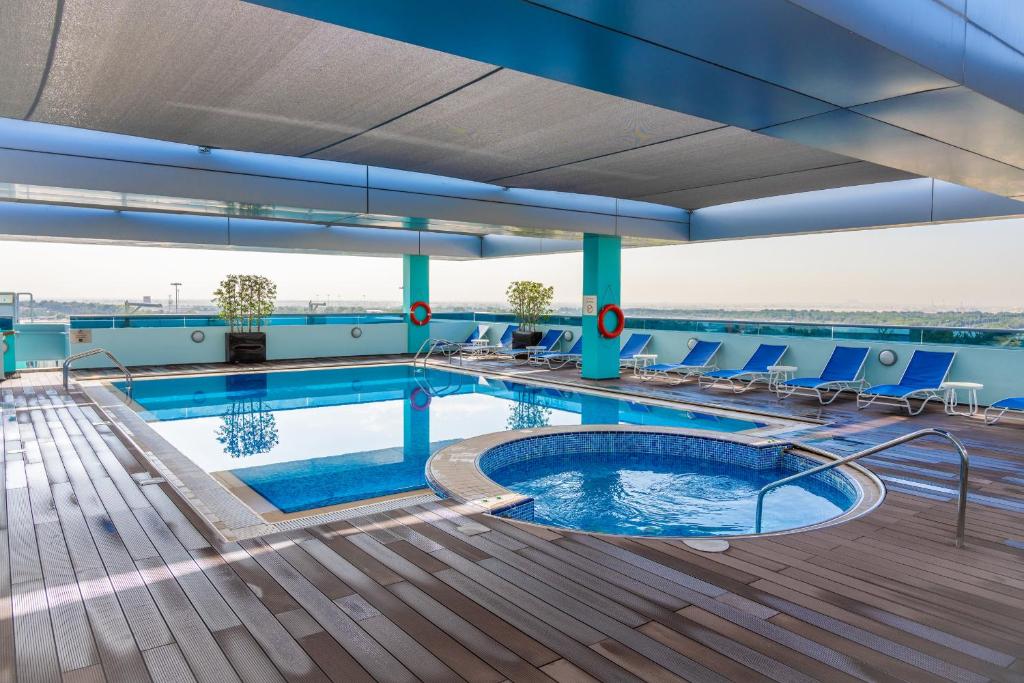 Bazén v ubytování Premier Inn Abu Dhabi Airport Business Park nebo v jeho okolí