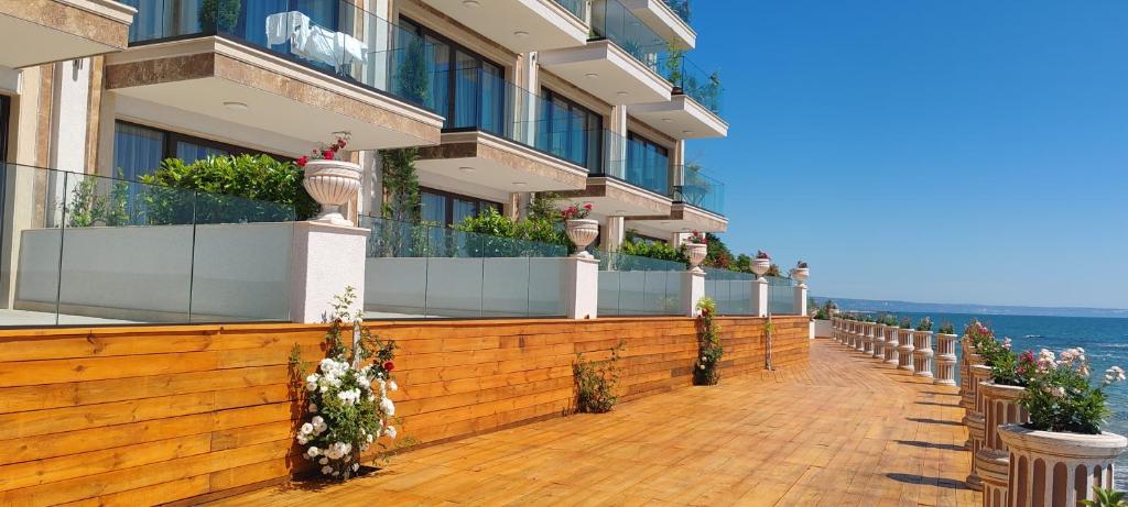 O vedere generală la mare sau o vedere la mare
luată din acest aparthotel