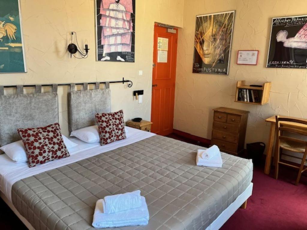 Postel nebo postele na pokoji v ubytování Hôtel Le Colbert