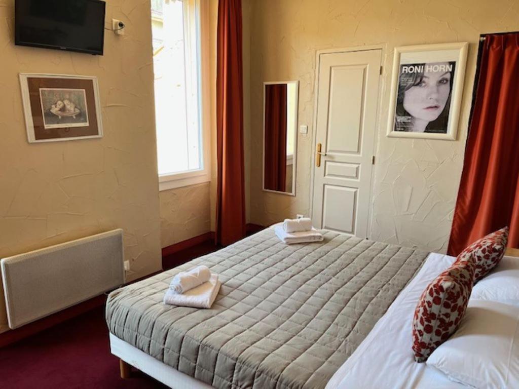 Postel nebo postele na pokoji v ubytování Hôtel Le Colbert