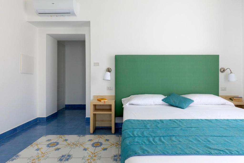 Postel nebo postele na pokoji v ubytování Napolit'amo Hotel Medina