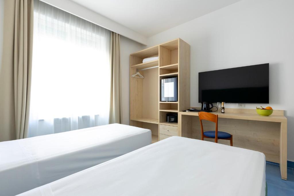 TV a/nebo společenská místnost v ubytování Napolit'amo Hotel Medina