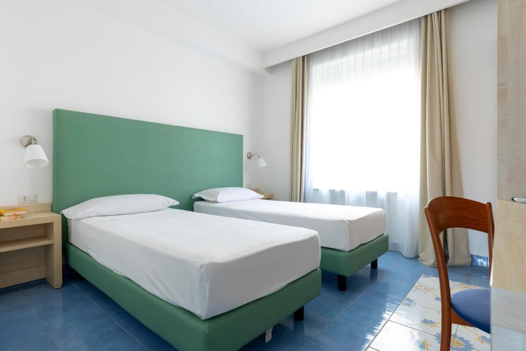 Postel nebo postele na pokoji v ubytování Napolit'amo Hotel Medina