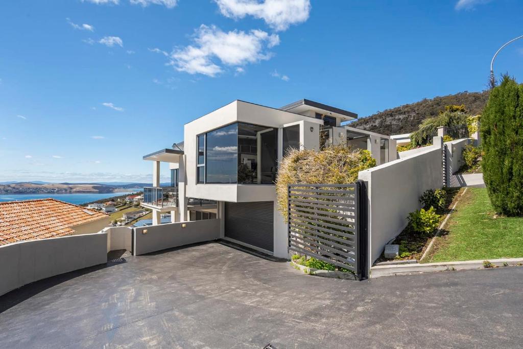 ein Haus mit Meerblick in der Unterkunft The View Sandy Bay 5 bedroom in Hobart