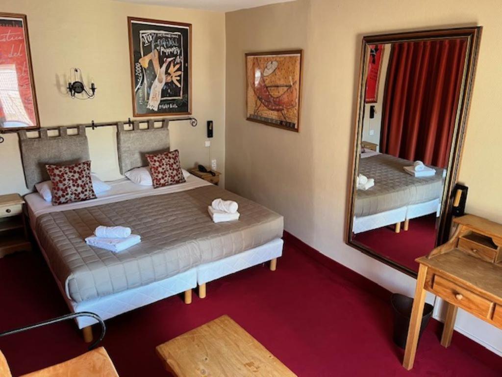 Postel nebo postele na pokoji v ubytování Hôtel Le Colbert