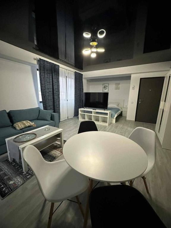 a living room with a white table and chairs at Studio in Năvodari