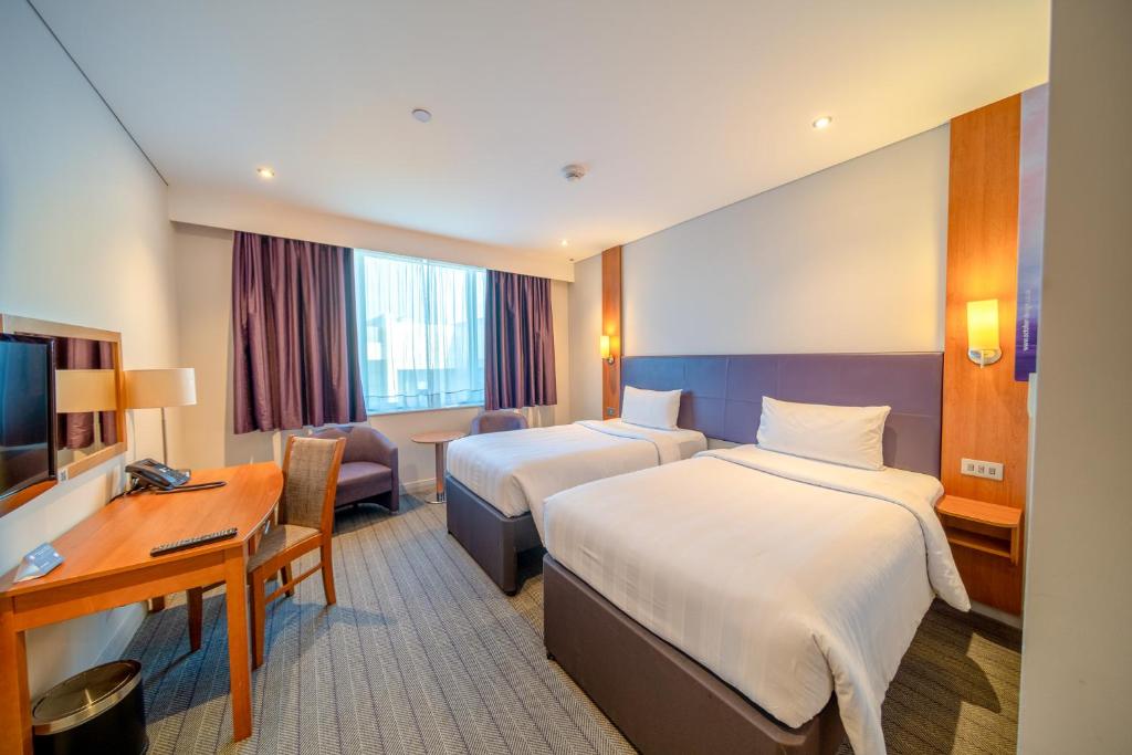 Postel nebo postele na pokoji v ubytování Premier Inn Abu Dhabi Airport Business Park