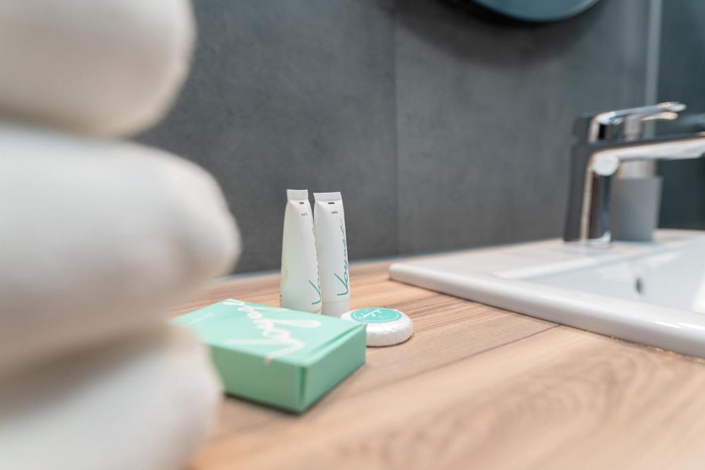 Pure Rental Premium Apartments - Free Parking & AC - 6