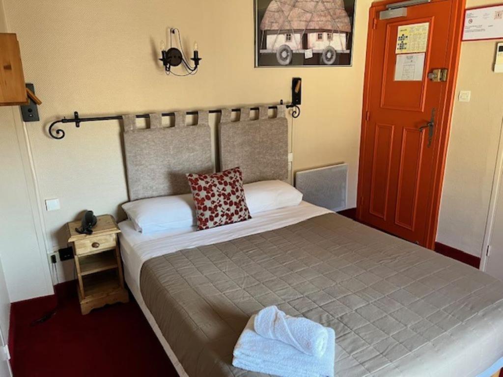 Postel nebo postele na pokoji v ubytování Hôtel Le Colbert