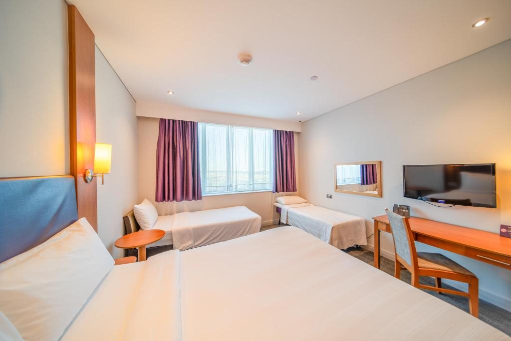 Postel nebo postele na pokoji v ubytování Premier Inn Abu Dhabi Airport Business Park