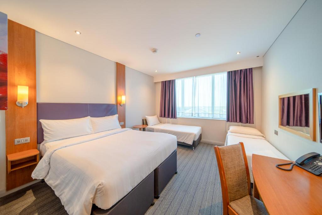 Postel nebo postele na pokoji v ubytování Premier Inn Abu Dhabi Airport Business Park