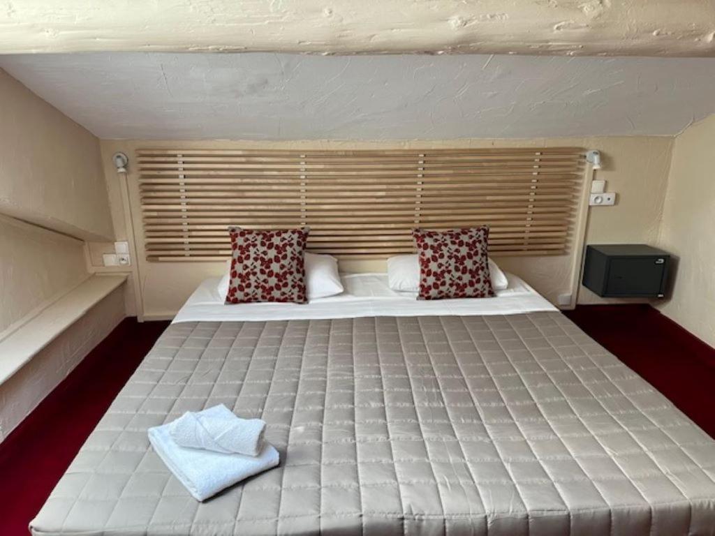 Postel nebo postele na pokoji v ubytování Hôtel Le Colbert