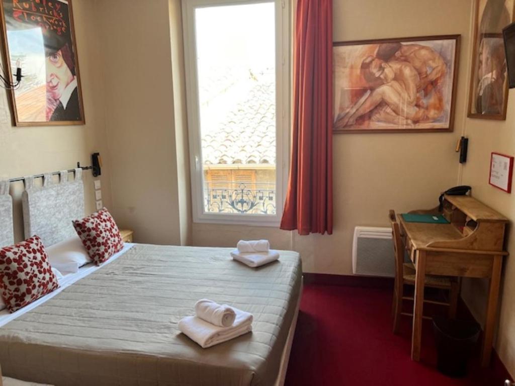 Postel nebo postele na pokoji v ubytování Hôtel Le Colbert