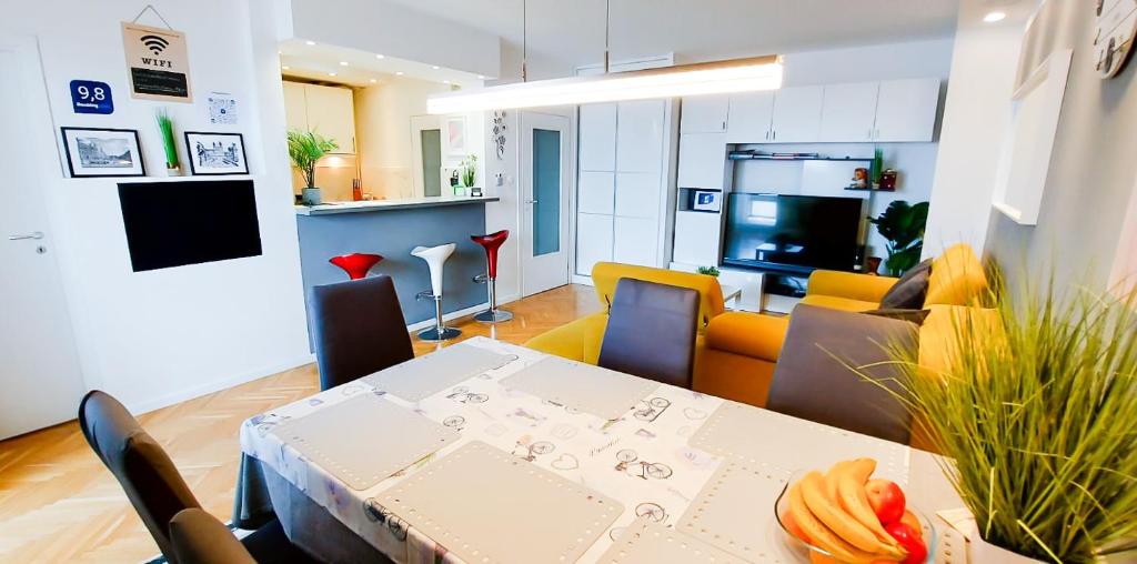Televízia a/alebo spoločenská miestnosť v ubytovaní Casa de Dinca, 2 bedroom, big balcony, free parking zone