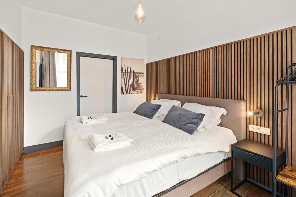 1 dormitorio con 1 cama con 2 toallas en Kolonel - Charmant & lichtrijk app aan zee 4p en Blankenberge