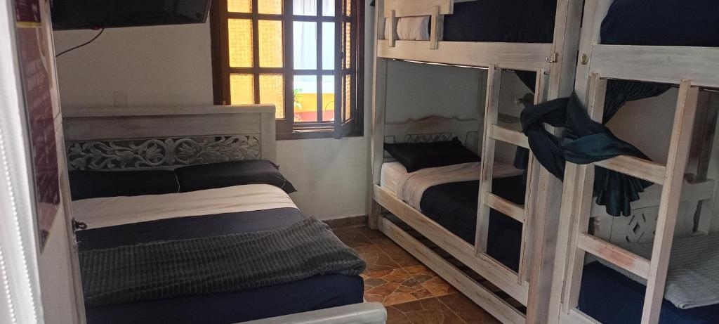 Palanda nebo palandy na pokoji v ubytování Usaquen Station Hostel