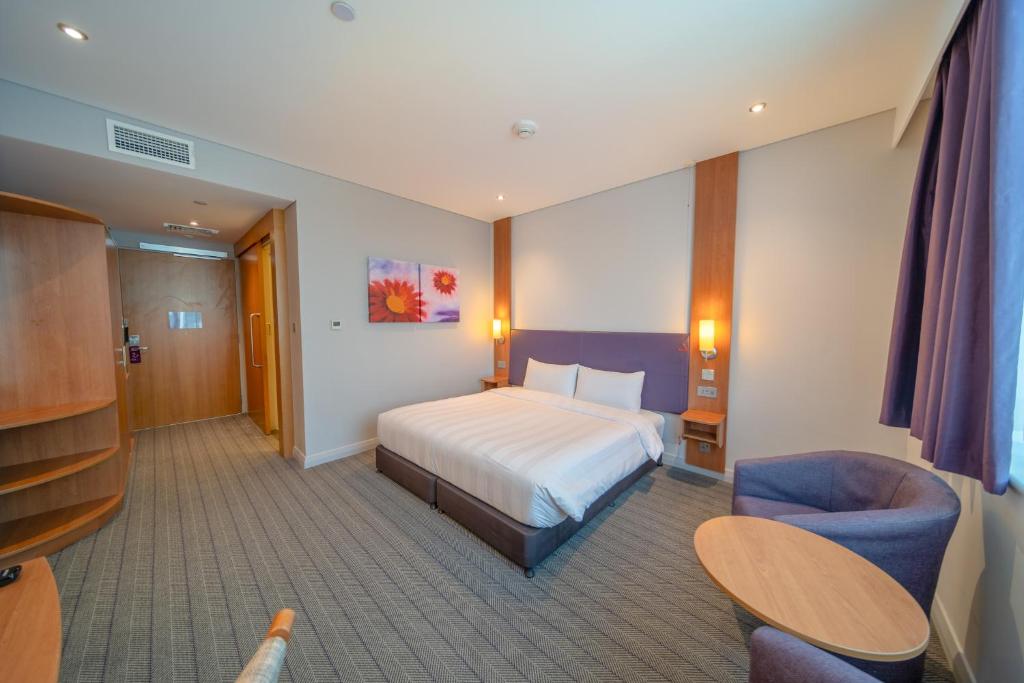 Postel nebo postele na pokoji v ubytování Premier Inn Abu Dhabi Airport Business Park