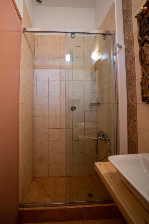 Koupelna v ubytování Chara House