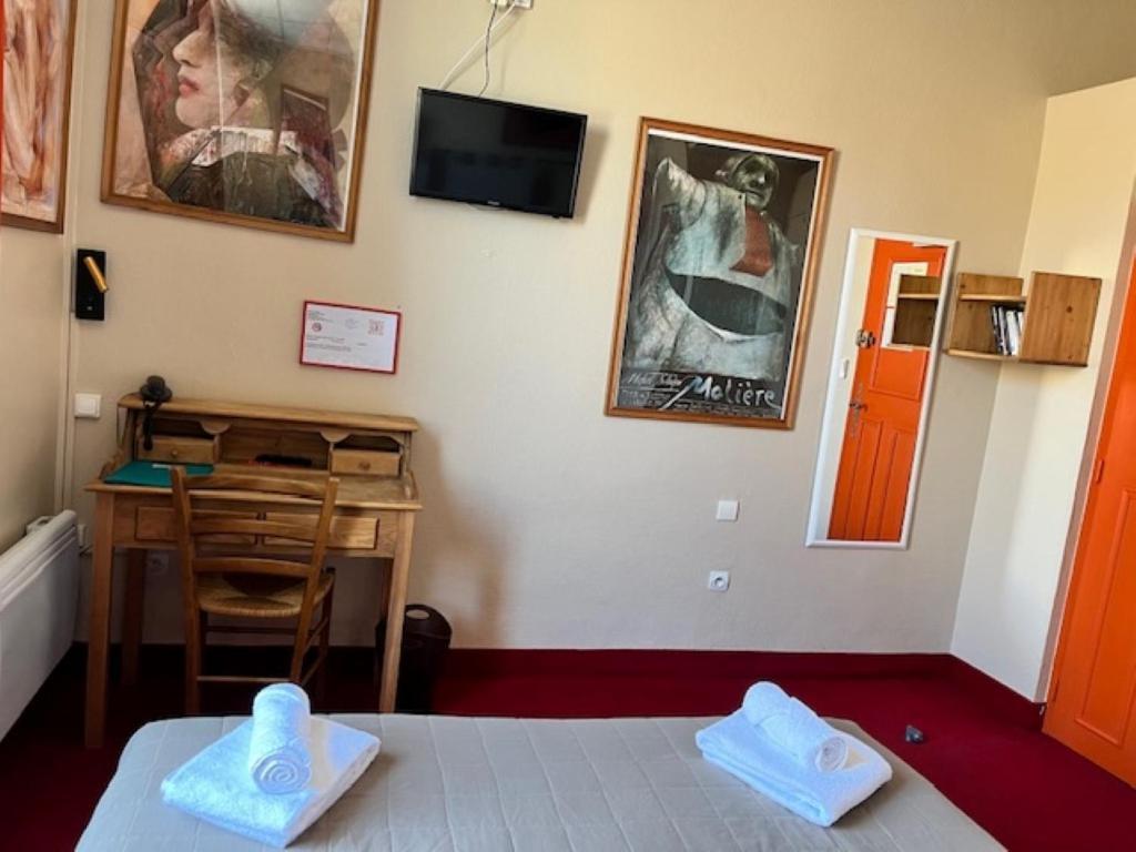 Postel nebo postele na pokoji v ubytování Hôtel Le Colbert