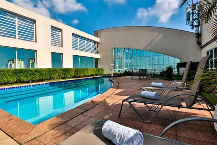 聖保羅的住宿－舒適伊比拉普埃拉酒店，大楼前的游泳池