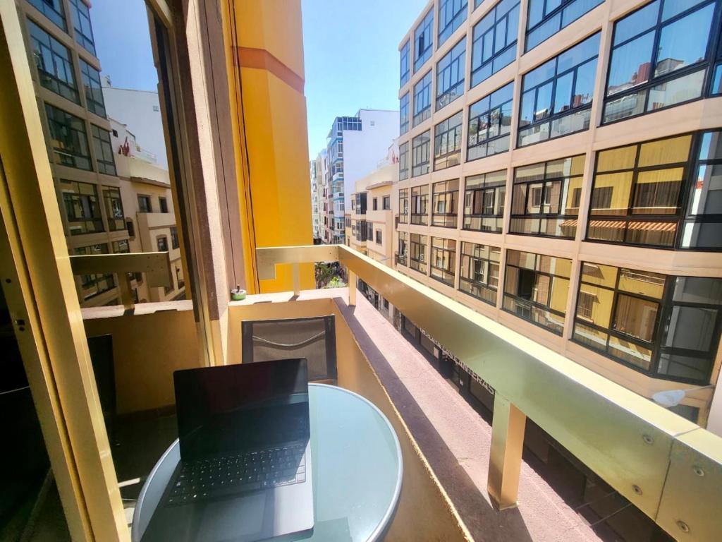 A balcony or terrace at New big flat with balcony 50mts away from beach Parking Optional