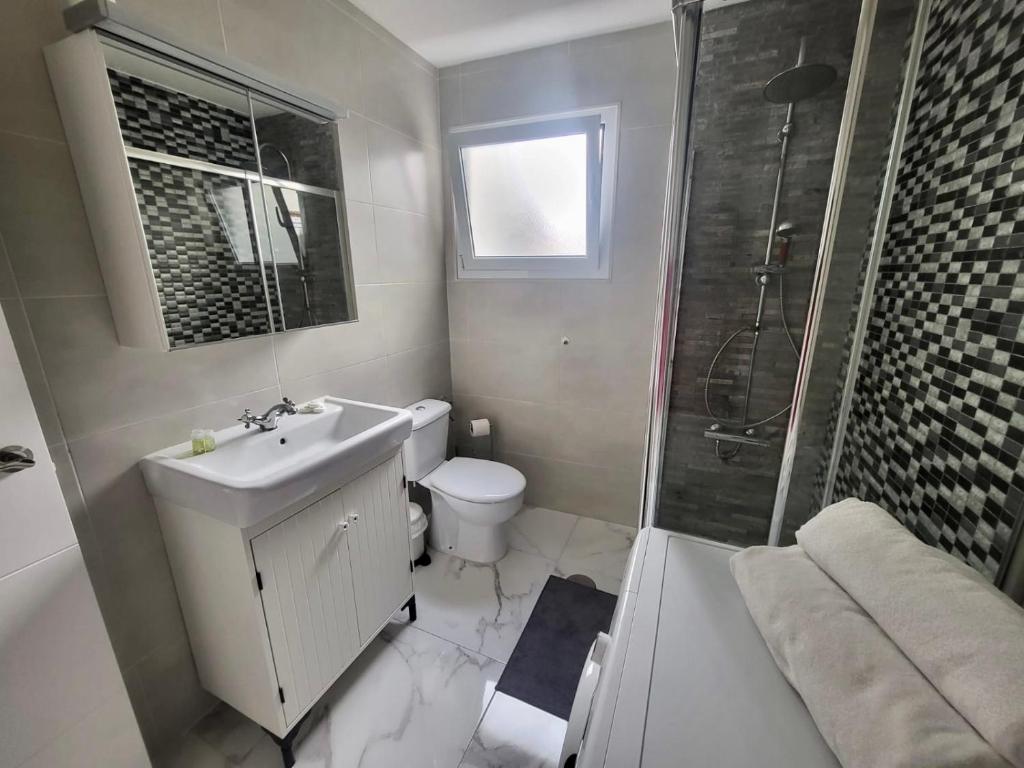 A bathroom at New big flat with balcony 50mts away from beach Parking Optional