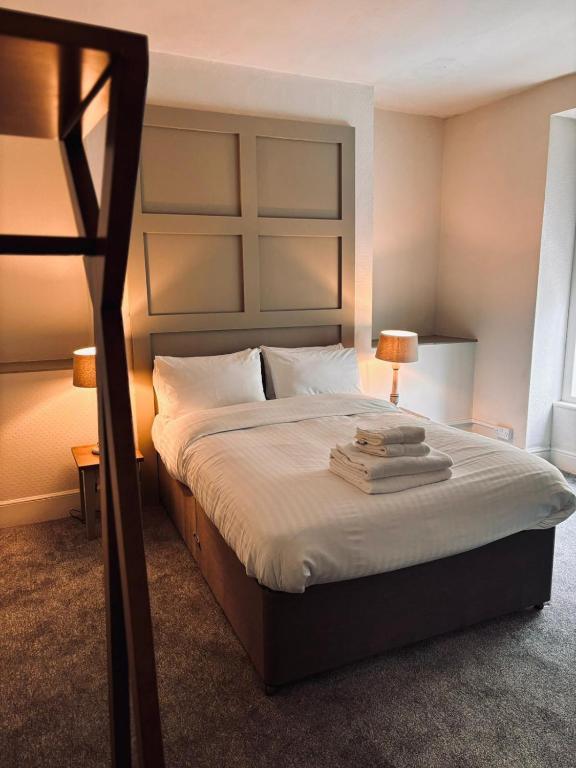 Un dormitorio con una cama grande con dos lámparas encima. en Harley&#39;s, en Aberystwyth