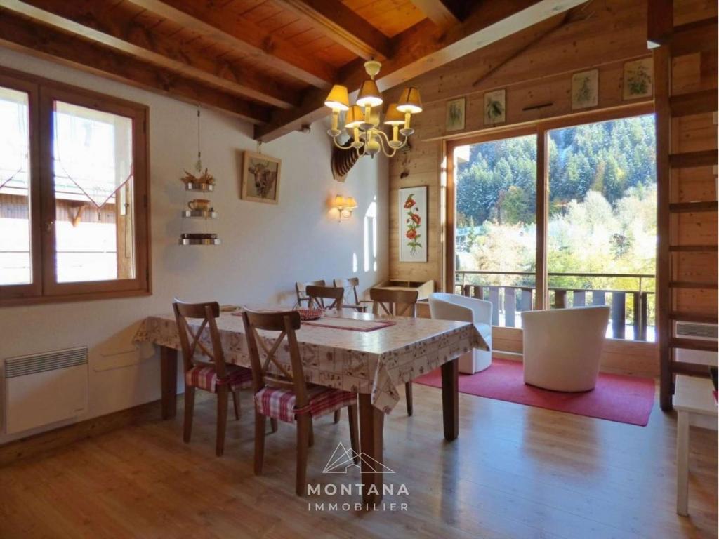 a dining room with a table and chairs at Charmant appart. 70m², 2 chambres, mezzanine, balcon sud, garage, près commerces, navettes - FR-1-458-110 in Le Grand-Bornand