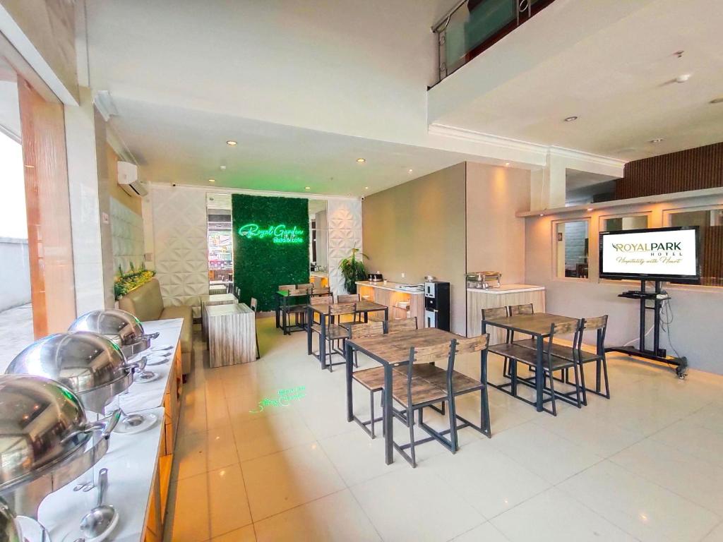Kuchyň nebo kuchyňský kout v ubytování Royal Park Hotel