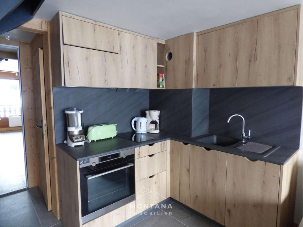 Kuchnia lub aneks kuchenny w obiekcie Appart rénové 2* pour 6 pers. avec 2 salles d'eau et balcon sud - FR-1-458-178