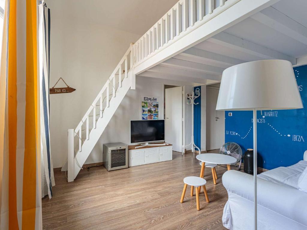 Photo de la galerie de l'établissement Charmant appartement 1 chambre avec mezzanine à 800m de la plage et près des commerces, Wi-Fi gratuit - FR-1-3-599, à Biarritz