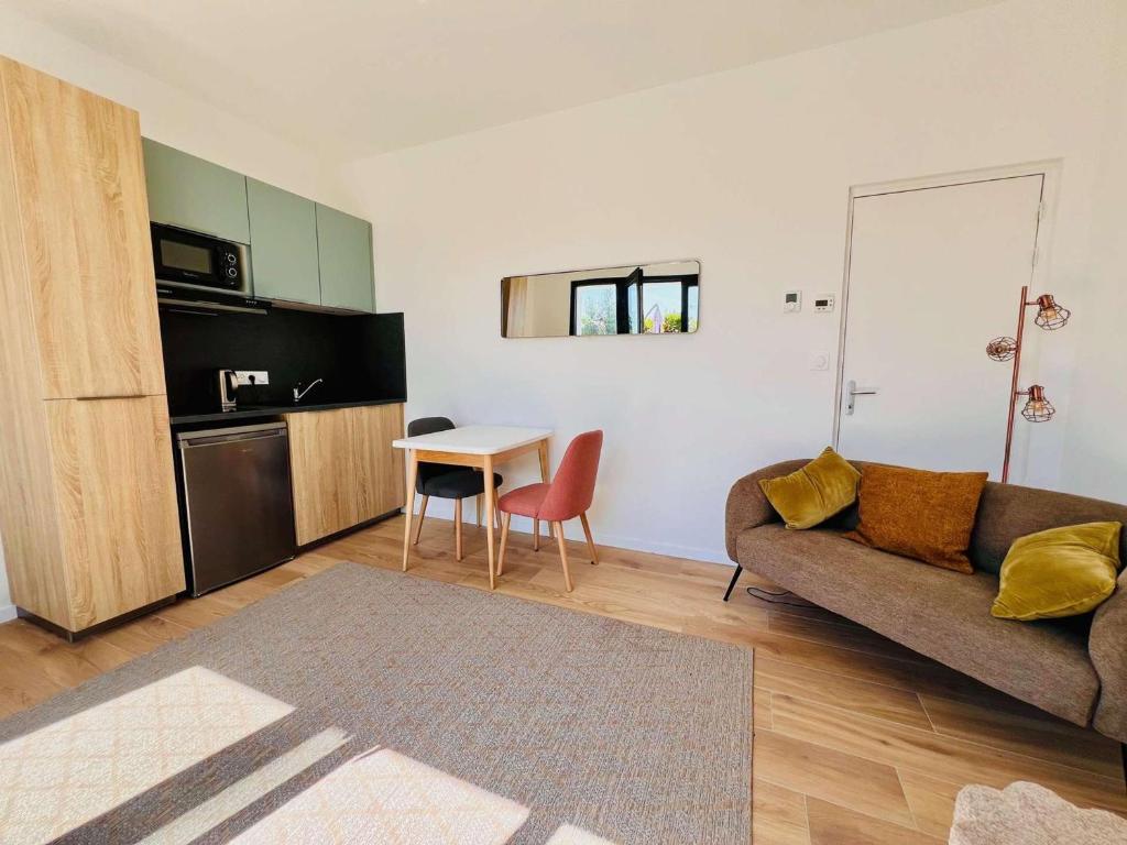 un salon avec un canapé et une table dans l'établissement Quiberon - Maison T2 rénovée avec jardin clos, proche plages & commerces, parking, WIFI - FR-1-478-285, à Quiberon