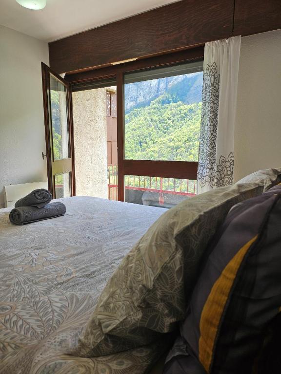 Postel nebo postele na pokoji v ubytování GITE LE BELVEDERE AU REFUGE DU PHOENIX, ECHEVIS