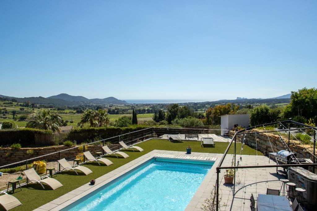 vistas a una piscina con tumbonas y a un complejo en Villa Carmen Écrin de Lumière en Provence, en Laouque