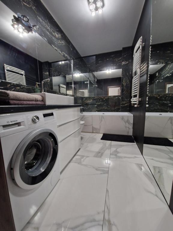 トゥレクにあるApartament Milewskiegoの白いバスルーム(洗濯機付)