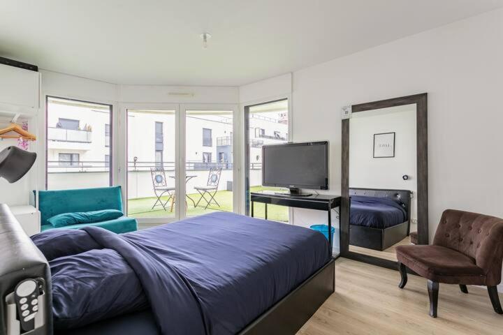 TV a/nebo společenská místnost v ubytování Residence Abraham - Bed and Breakfast Guest Room 2 LaDéfense U-Arena #Parking #Terasse #Fibre #Netflix