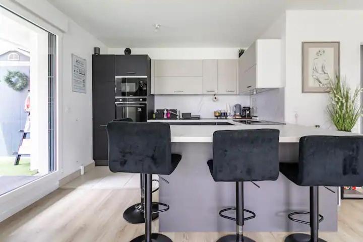 Kuchyň nebo kuchyňský kout v ubytování Residence Abraham - Bed and Breakfast Guest Room 2 LaDéfense U-Arena #Parking #Terasse #Fibre #Netflix