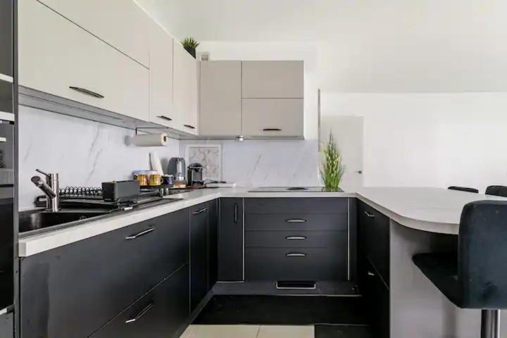 Kuchyň nebo kuchyňský kout v ubytování Residence Abraham - Bed and Breakfast Guest Room 2 LaDéfense U-Arena #Parking #Terasse #Fibre #Netflix
