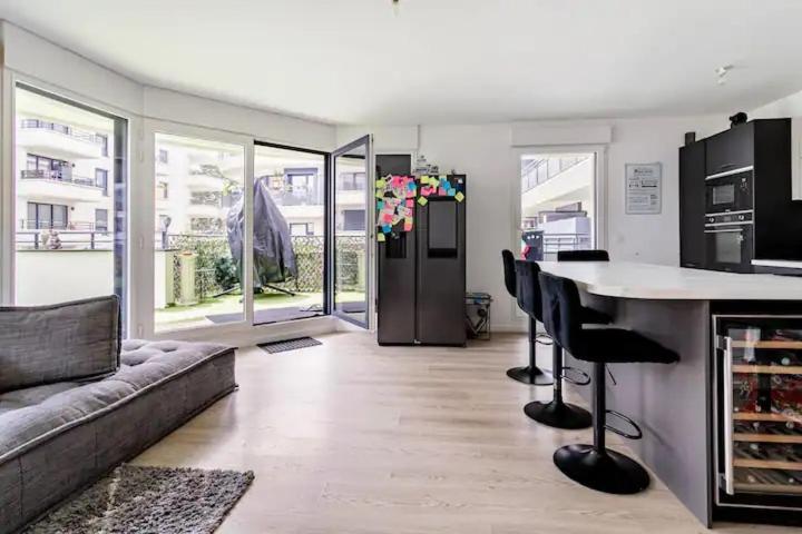 Kuchyň nebo kuchyňský kout v ubytování Residence Abraham - Bed and Breakfast Guest Room 2 LaDéfense U-Arena #Parking #Terasse #Fibre #Netflix