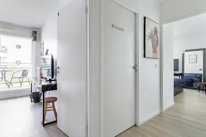 Posezení v ubytování Residence Abraham - Bed and Breakfast Guest Room 2 LaDéfense U-Arena #Parking #Terasse #Fibre #Netflix