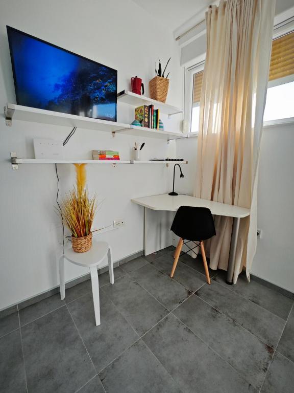 Televízia a/alebo spoločenská miestnosť v ubytovaní Cozy Old Town Apartment