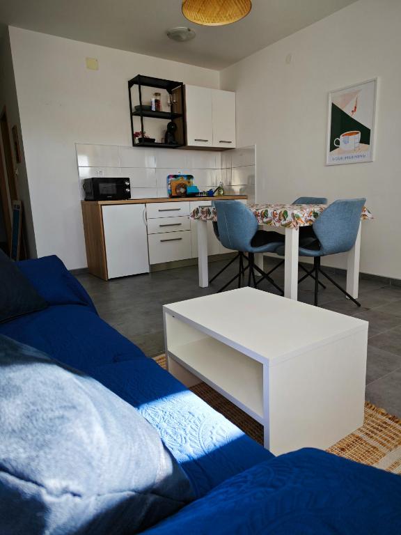 Kuchyňa alebo kuchynka v ubytovaní Cozy Old Town Apartment