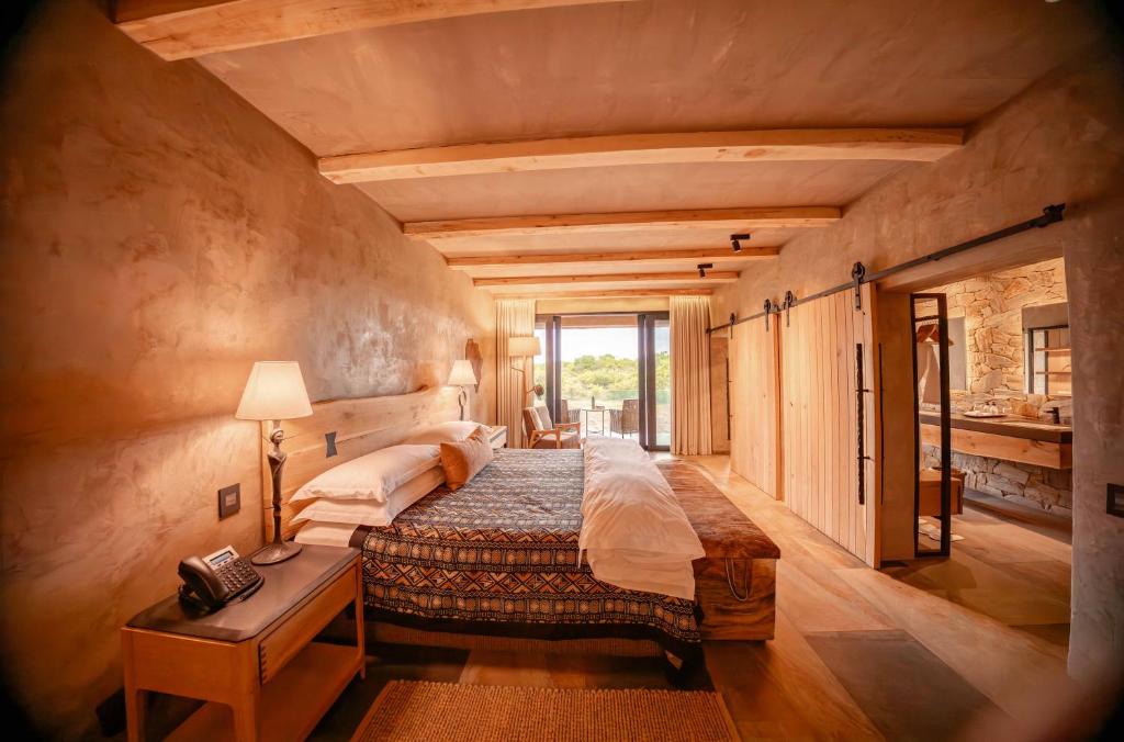 Postel nebo postele na pokoji v ubytování Kapama River Lodge
