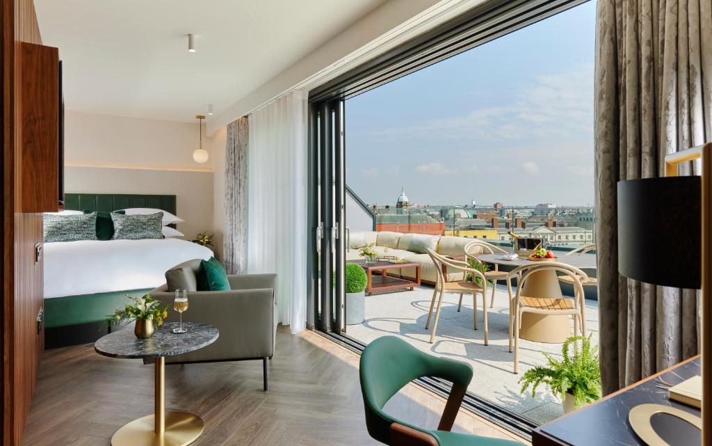 een hotelkamer met een bed en een balkon bij The Chancery Hotel in Dublin
