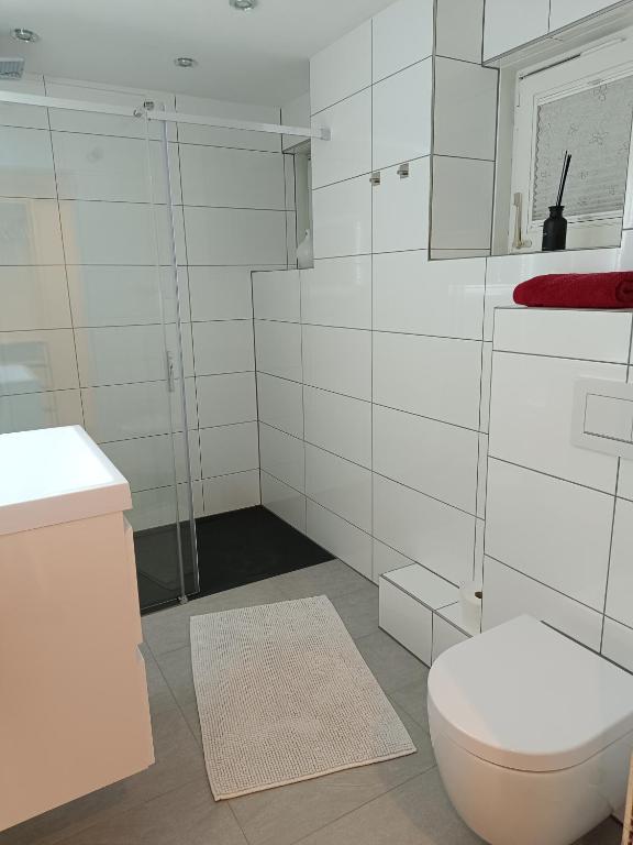Koupelna v ubytování Ferienwohnung Sasbachwalden H2 Ap3 mit beheiztem Innenpool und Sauna