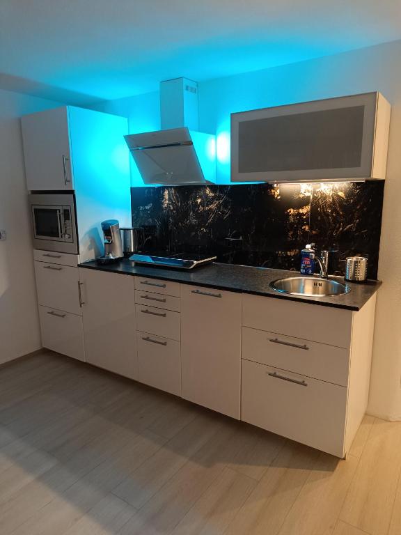 Kuchyň nebo kuchyňský kout v ubytování Ferienwohnung Sasbachwalden H2 Ap3 mit beheiztem Innenpool und Sauna