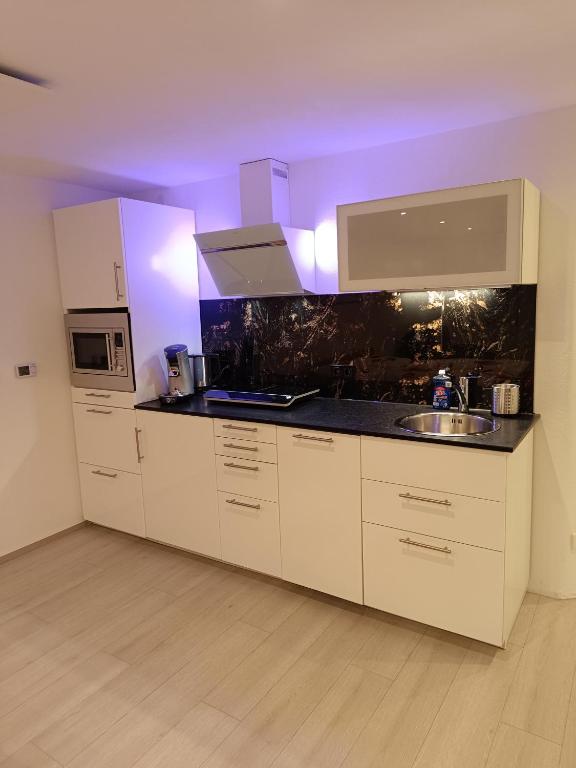 Kuchyň nebo kuchyňský kout v ubytování Ferienwohnung Sasbachwalden H2 Ap3 mit beheiztem Innenpool und Sauna